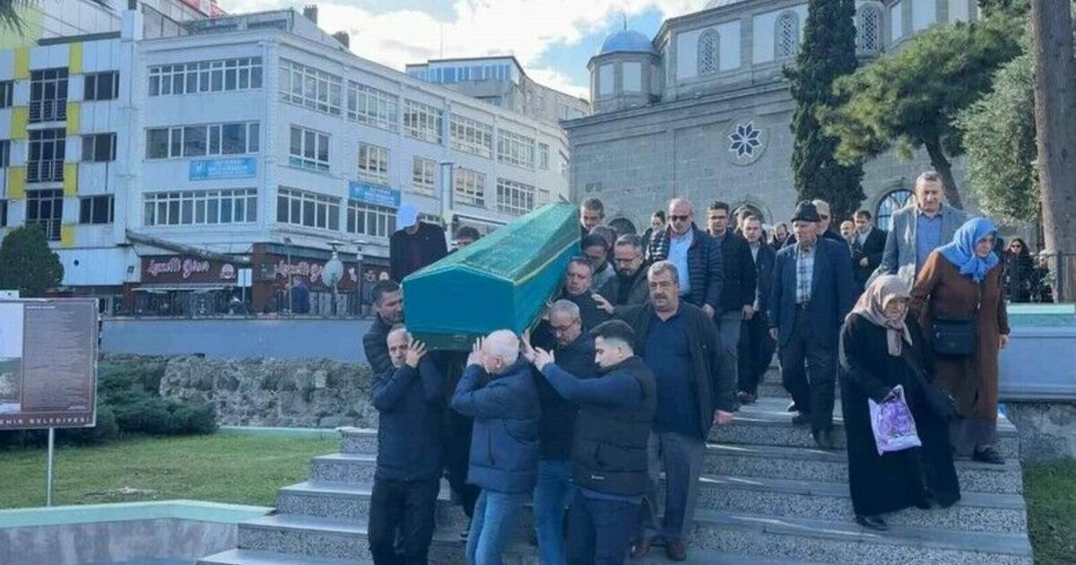 Kaza süsüyle eşini ve çocuğunu öldürdükten sonra intihar eden doktor Samsun’da toprağa verildi