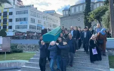 Kaza süsüyle eşini ve çocuğunu öldürdükten sonra intihar eden doktor Samsun’da toprağa verildi