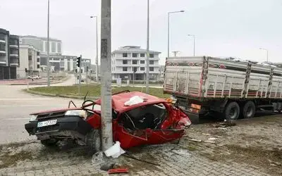 Kamyonun çarptığı Tofaş kağıt gibi katlandı: 4 yaralı
