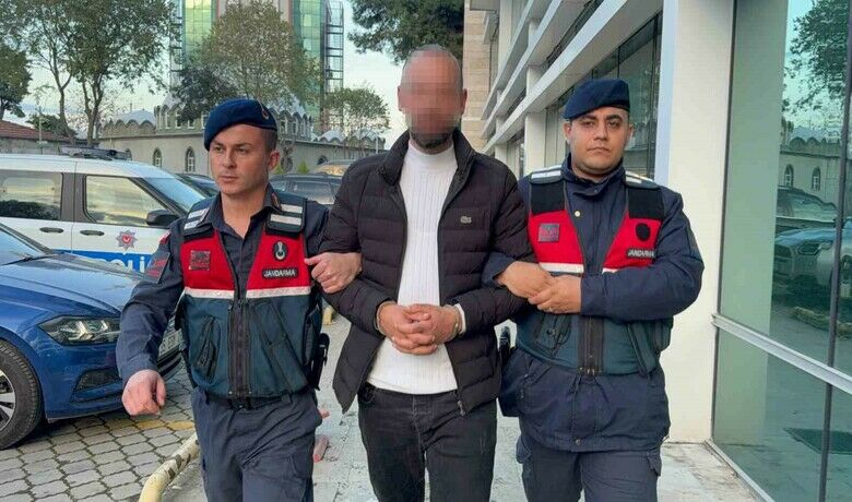Dolmuş şoförüne silahlısaldırı düzenleyen şoför tutuklandı - Samsun’da yolcu alma sırası yüzünden aralarında husumet bulunan meslektaşını tabancayla vurarak yaralayan dolmuş şoförü, çıkarıldığı mahkemece tutuklandı.