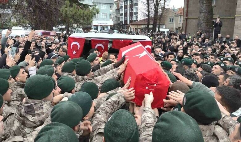 Samsunlu şehit polis, görevarkadaşlarının omzunda dualarla uğurlandı - İstanbul’da yapılan narkotik operasyonunda açılan ateş sonucu ağır yaralanan ve kaldırıldığı hastanede şehit olan polis memuru Emre Albayrak (27), memleketi Samsun’un Ladik ilçesinde son yolculuğuna uğurlandı. Şehit Albayrak’ın naaşı, görev arkadaşı olan özel harekat polislerinin omzunda tekbirler eşliğinde cenaze arabasına taşındı.