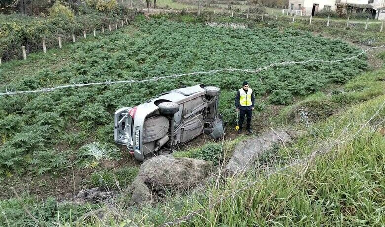 Bafra’da otomobil tarlaya uçtu - Samsun’un Bafra ilçesinde meydana gelen kazada, otomobilin tarlaya devrilmesi sonucu sürücü kazadan yara almadan kurtuldu.