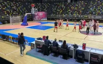 Samsun’da basketbol maçında oyuncu, hakeme saldırdı
