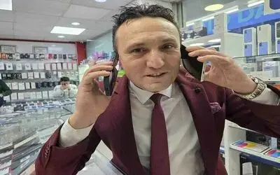 Döviz destesi masaya çıkınca telefoncu kendini tutamadı: Ağzı kulaklarına vardı
