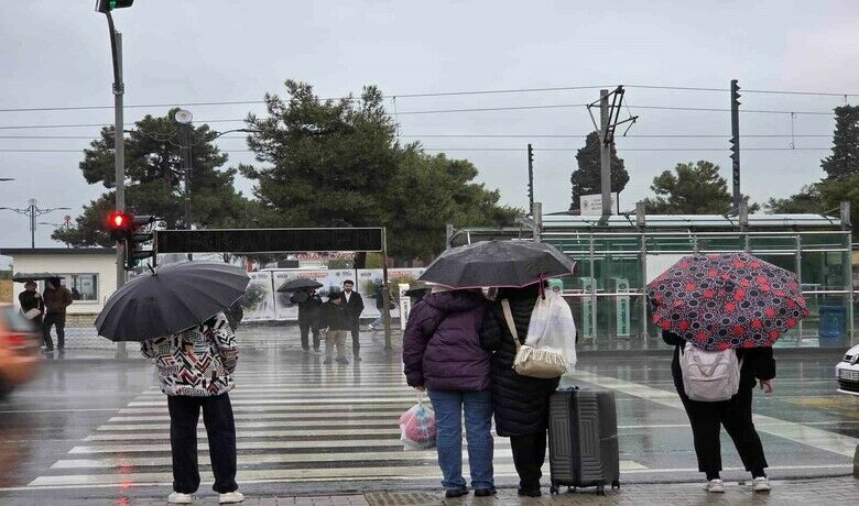 Samsun’da kuvvetli yağış: Metrekareye27 kilo yağış düştü - Soğuk hava dalgasının etkisi altındaki Samsun’da kuvvetli sağanak hayatı olumsuz etkiledi. Son 24 saatte özellikle Bafra ilçesinde metrekareye 27 kilo yağış düştü.