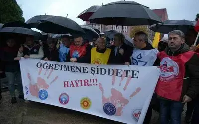 Öğrencilerden öğretmene şiddete sendikalardan tepki
