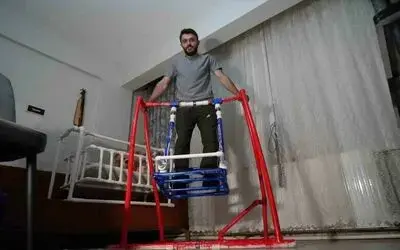 Tesisatçı baba adayından, doğacak bebeğine su borusundan beşik ve salıncak
