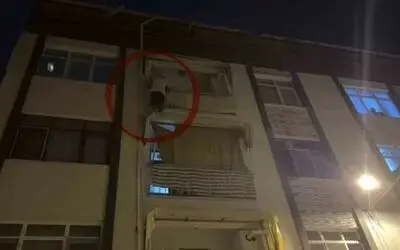 Kapısına gelen sivil polislerden korkup balkona çıkarak yürekleri ağza getirdi
