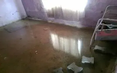 Evlerini su basan aile, geçici olarak lojmana yerleştirildi

