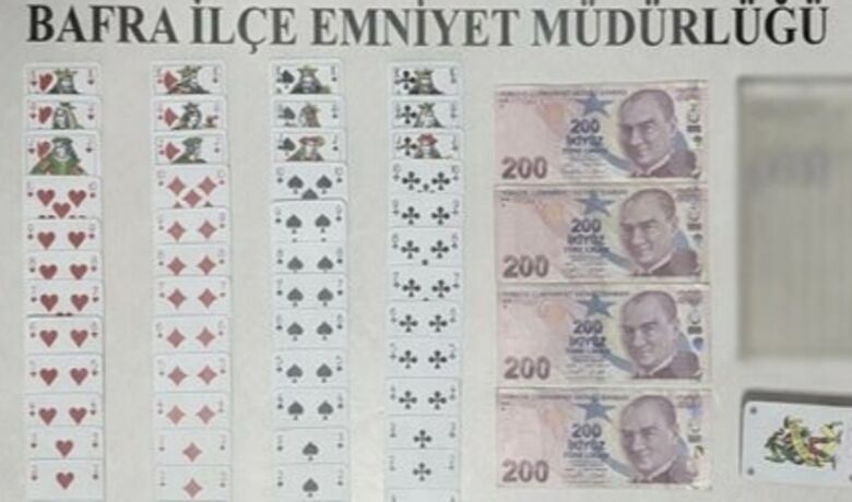 Bafra’da kumar denetimi - Samsun’un Bafra ilçesinde polis ekiplerince gerçekleştirilen kumar denetiminde bir kıraathanede kumar oynandığı tespit edilirken, çok sayıda materyale el konuldu.