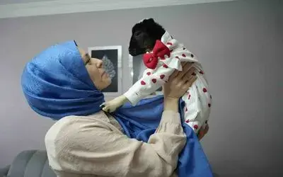Annesi ölen kuzuya evinde bebek gibi bakıyor
