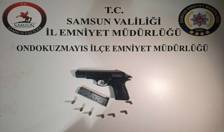Eşini darp eden koca tutuklandı - Samsun’un 19 Mayıs ilçesinde meydana gelen aile içi şiddet olayı sonrası yapılan aramada, eşini darbeden şahsın evinde silah ve kaçak malzeme ele geçirilirken, şüpheli tutuklandı.
