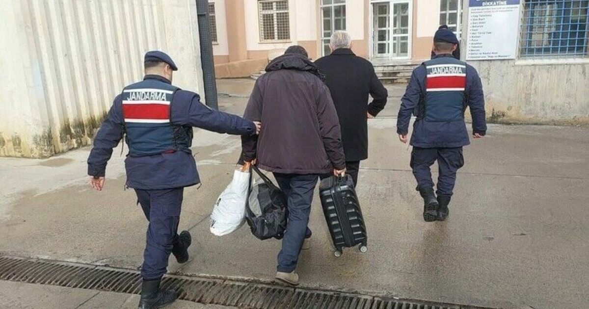 Bafra'da da 17 yıl hapis cezası bulunan baba ile 8 yıl hapis cezası olan oğlu yakalandı
