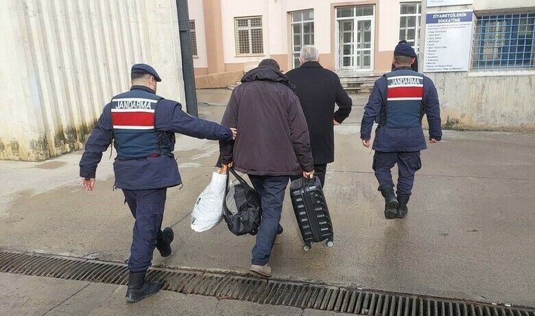 Bafra'da da 17 yıl hapis cezası bulunan babaile 8 yıl hapis cezası olan oğlu yakalandı
