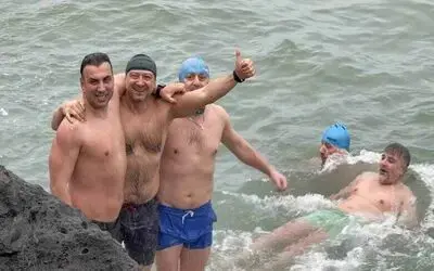 Yeni yılın ilk gününde buz gibi suda deniz keyfi
