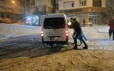 Samsun’da kar çocuklara eğlence, sürücülere çile oldu
