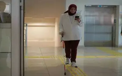 Görme engelli öğrenci, yapay zeka asistanı sayesinde 4 yılda ilk kez tek başına kantine gidebildi
