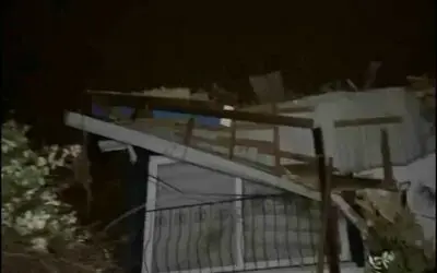 Samsun’da fırtına etkili oldu: Çatılar uçtu, ağaçlar devrildi
