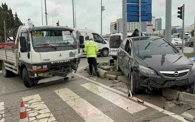 Kavşakta kamyonet ile otomobil çarpıştı: 3 yaralı
