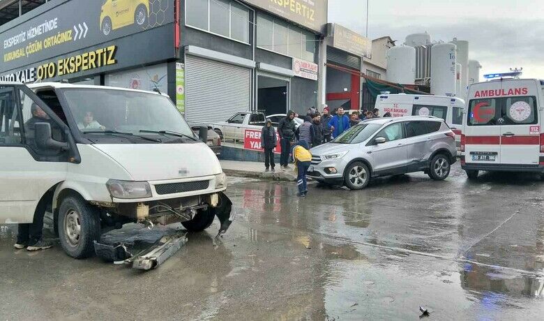 Bafra’da trafik kazası: 3 yaralı - Samsun’un Bafra ilçesinde kamyonet ile otomobilin çarpıştığı kazada 3 kişi yaralandı.