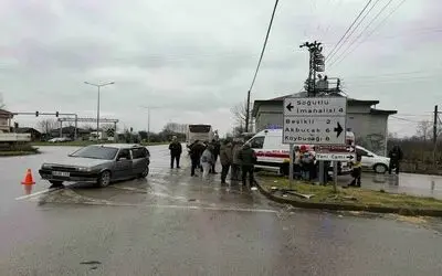 Kırmızı ışıkta duramayan otobüs otomobile çarptı: 4 yaralı
