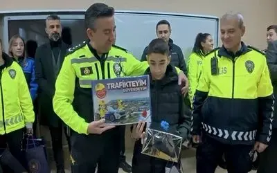 Trafik levhalarını temizleyen duyarlı öğrenciye karne günü anlamlı ziyaret
