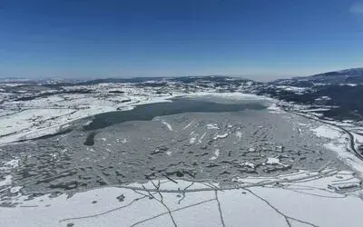 870 hektarlık Ladik Gölü buz tuttu: Kar yağışı göle can suyu oldu

