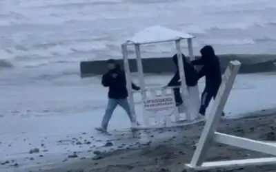 Cankurtaran kulübesini denize atmak isteyen 3 çocuğa polis müdahalesi
