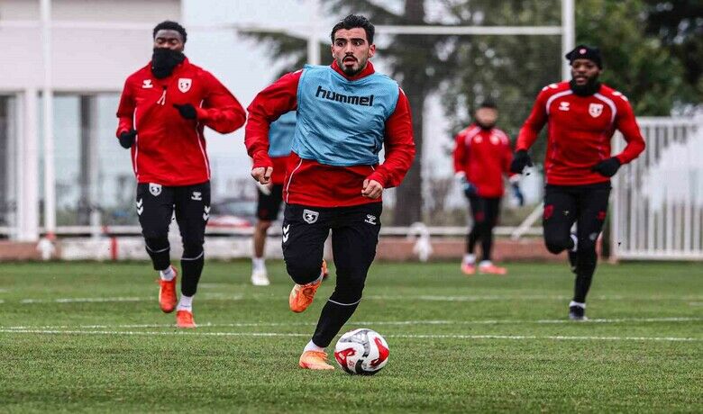 Samsunspor, Kocaelispor maçıyla kötügidişe "dur" demek istiyor - Trendyol Süper Lig’de 6 maçtır galibiyete hasret kalan Samsunspor, sahasında karşılaşacağı Kocaelispor’u yenerek hem moral bulmak hem de üst sıralarla yeniden bağ kurmak istiyor.
