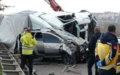 Tır karşı şeride geçip araçlara daldı: 1 ölü, 3 yaralı
