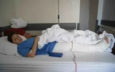 Minik Aytuna’nın kayak keyfi kabusa döndü: Pistte çarpıp kaçtılar, kalçası kırıldı

