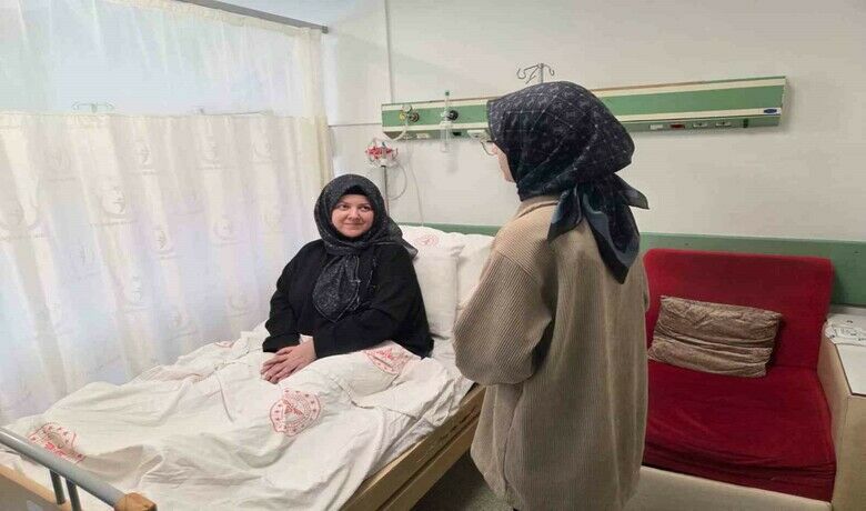 ALS hastaları için umutışığı: Karadeniz’de ilk kez uygulandı - Samsun’da, 3 yıldır amyotrofik lateral skleroz(ALS) hastası olan ve yürüyemeyen 3 çocuk annesi kadına, Karadeniz’de ilk kez uygulanan ilaç tedavisi umut ışığı oldu. Bu tedavi ile hastanın kas kaybının durması, yutma ve nefes becerisinin ise desteksiz devam etmesi amaçlanıyor.