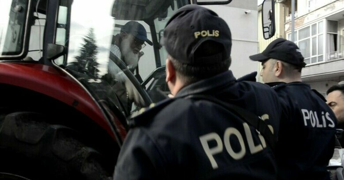 İki yıldır çözüm bulamadı, traktörüyle Bafra Belediyesi önüne dayandı