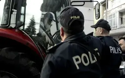 İki yıldır çözüm bulamadı, traktörüyle Bafra Belediyesi önüne dayandı