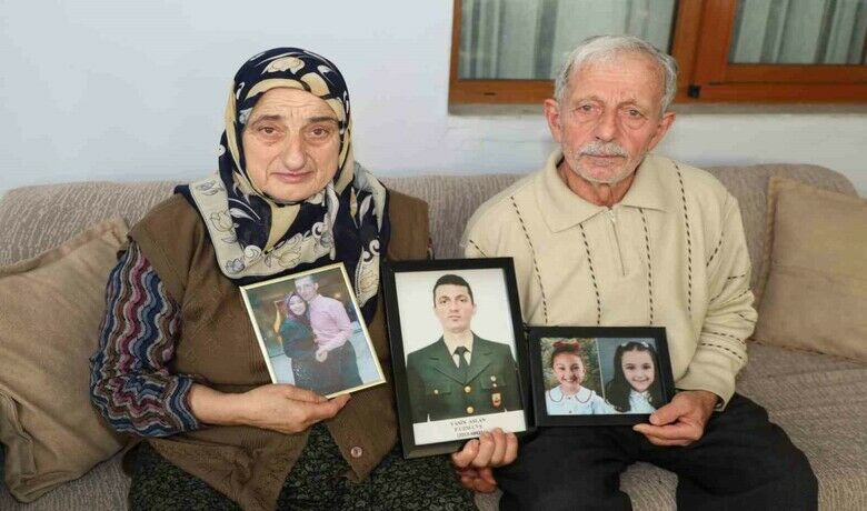Depremde yok olan aile, yürekleri burktu - 6 Şubat 2023 depreminde Bafralı Uzman Çavuş Yasin Aslan, eşi Ayşe Aslan ve çocukları Mina Hazel ile Erva Sare birlikte hayatını kaybetmişti. Aile büyükleri, depremin yıl dönümünde evlatlarını mezarlıkta andı.