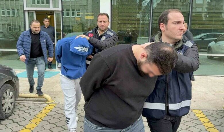 Kardeşlere maskeli saldırıcinayetinde 2 kişi tutuklandı - Samsun’un İlkadım ilçesinde iki kardeşe yönelik silahlı saldırıda 1 kişinin hayatını kaybettiği, 1 kişinin yaralandığı olayla ilgili gözaltına alınan 2 şüpheli, çıkarıldıkları nöbetçi mahkemece tutuklandı.