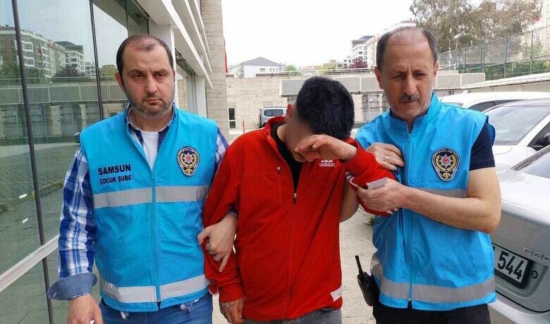 Gemiciyi öldüren 9 suç kaydı bulunan17 yaşındaki sanığa 10 yıl hapis - Samsun’un Atakum ilçesinde bir pastane önünde yaşanan bıçaklı saldırıda 1 çocuk babası gemicinin hayatını kaybettiği olayla ilgili tutuklanan 9 suç kaydı bulunan 17 yaşındaki sanık, mahkemece 10 yıl hapis cezasına çarptırıldı.