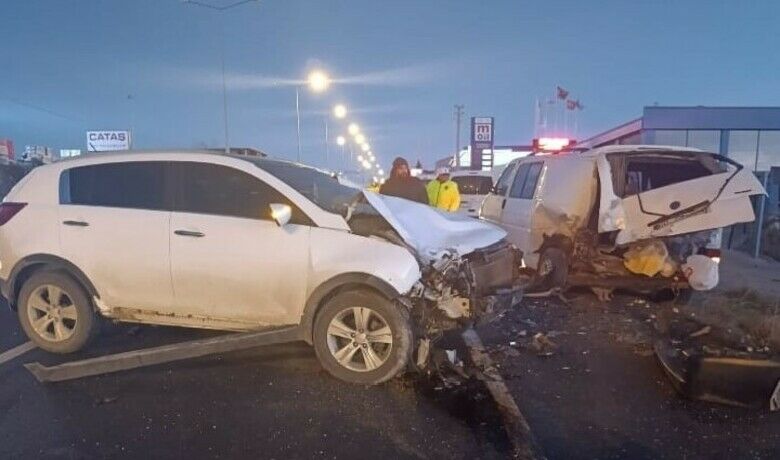 Bafra’da otomobil minibüse çarptı: 1 yaralı - Samsun’un Bafra ilçesinde otomobil minibüse çarptığı kazada 1 kişi yaralandı.