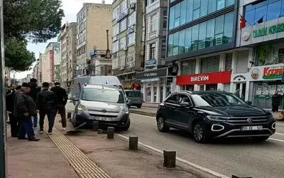 Hafif ticari araç kaldırıma çıktı, trafik levhası ve dubayı devirdi
