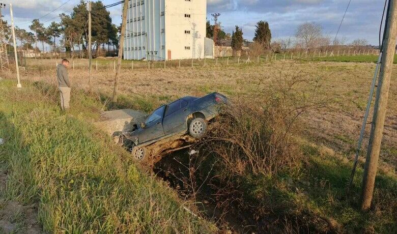 Otomobil su kanalına düştü, sürücü yaralandı - Samsun’un Bafra ilçesinde kontrolden çıkan otomobilin su kanalına düştüğü kazada yaralandı.