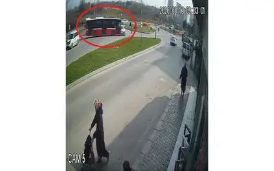 Halk otobüsü ile otomobilin çarpıştığı kaza kamerada: 9 yaralı
