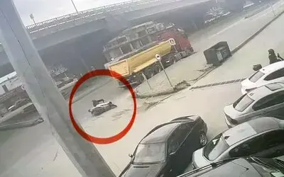 Motosikletli tırın altına girmekten son anda kurtuldu
