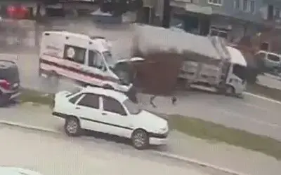 Vakaya giden ambulansın kaza anı kamerada: 1 ölü, 3 yaralı