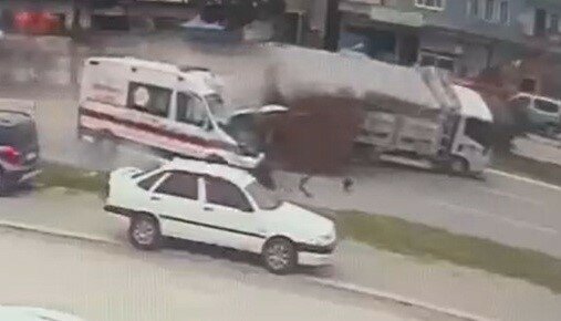 Vakaya giden ambulansın kaza anıkamerada: 1 ölü, 3 yaralı - Samsun’da bir sağlık çalışanının hayatını kaybettiği, 3 kişinin yaralandığı feci ambulans kazası kameraya yansıdı.