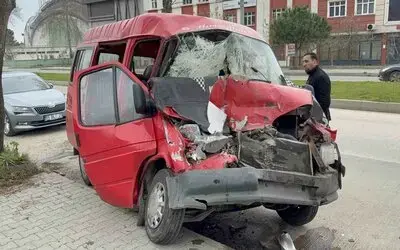 Park halindeki kamyonete çarpan minibüs kağıt gibi ezildi
