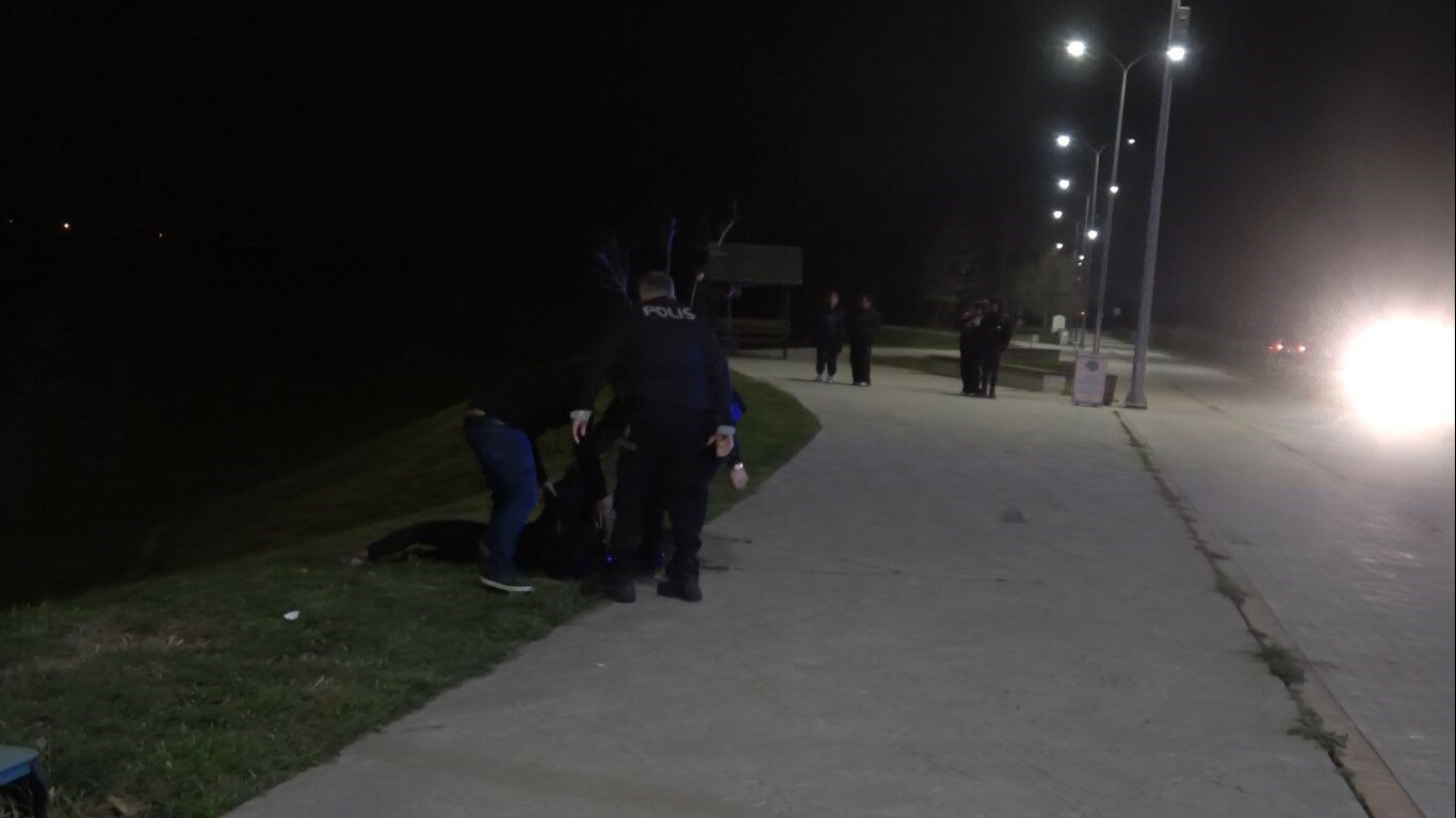 Bafra’da alkollü kadın ekipleri alarma geçirdi - Samsun’un Bafra ilçesinde psikolojik sorunları ve alkollü olduğu iddia edilen bir kadın, gece saatlerinde güvenlik güçlerini alarma geçirdi.