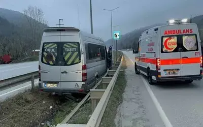 Tur minibüsü kaza yaptı: 4 yaralı
