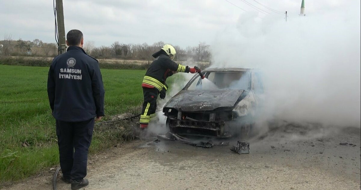 Bafra’da otomobil alevlere teslim oldu