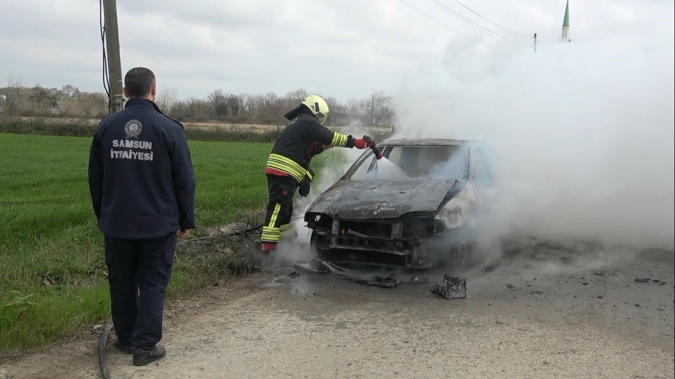 Bafra’da otomobil alevlere teslim oldu - Samsun’un Bafra ilçesinde bir otomobilde çıkan yangın, itfaiye ekiplerince söndürüldü. Araç kullanılamaz hale geldi.