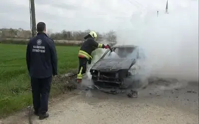 Bafra’da otomobil alevlere teslim oldu